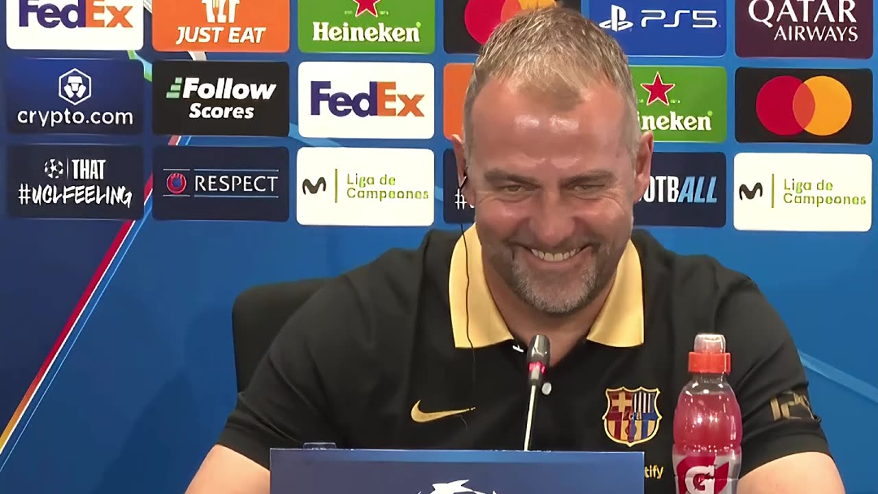 🤣 ¡Hansi Flick comete un ERROR divertido en rueda de prensa! 💦🇩🇪