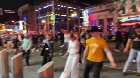 NASHVILLE TN LIVE BROADWAY STREET / PEOPLE WATCHING / BANDS WATCHING / BARS