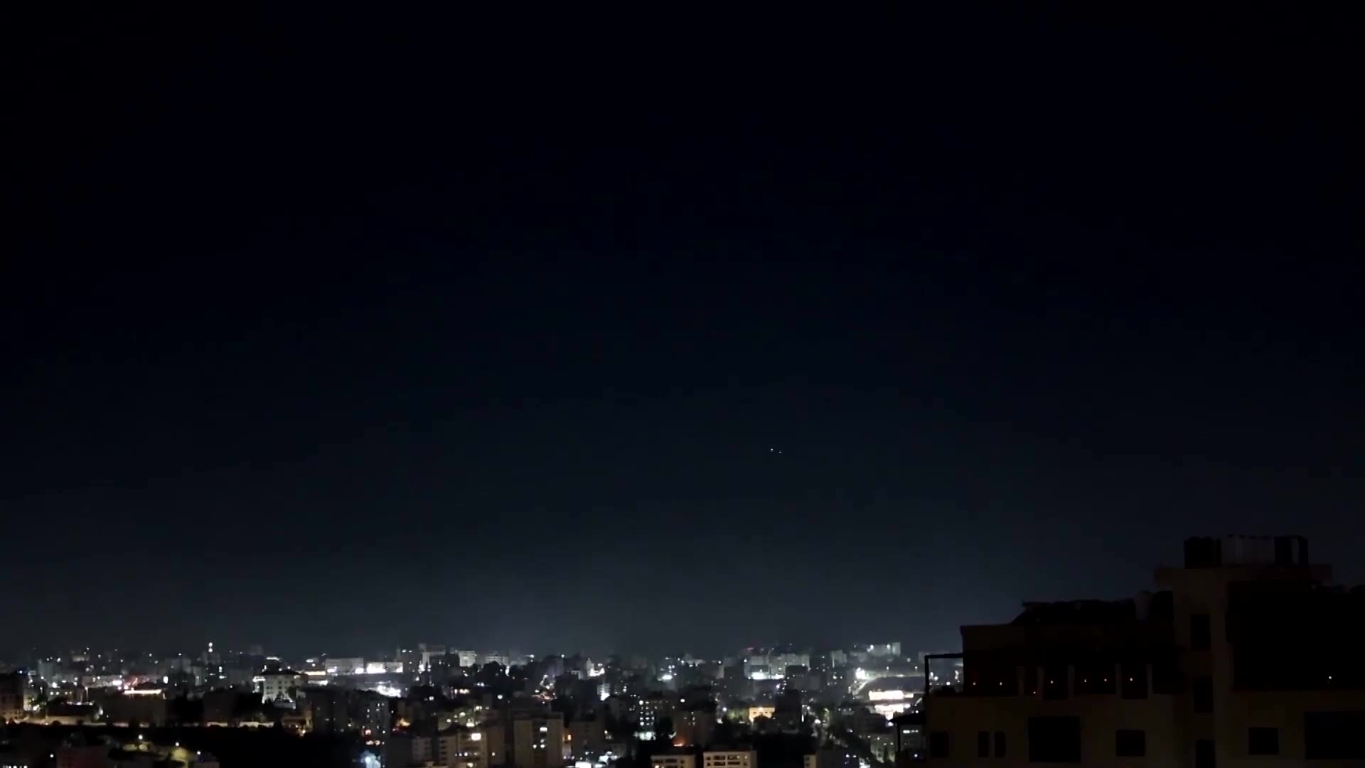 Video shows Iranian missiles streaking toward Israel