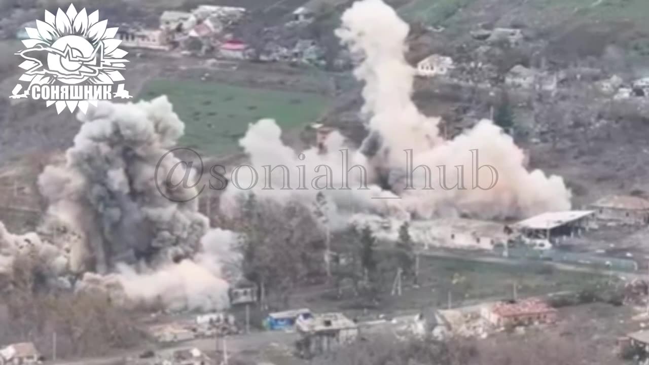 ✈️💣 Ukrainian MiG-29 destroys two buildings with Russian assault groups and