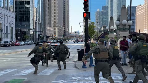 BREAKING: ICE agents fail massively to chase after a man in downtown Chicago.