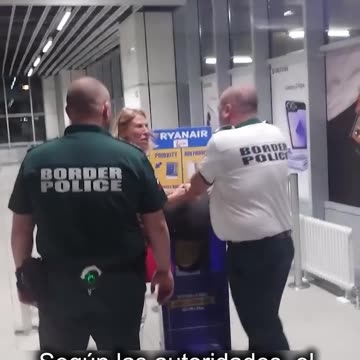 Pasajera llora al ser impedida de abordar un avión