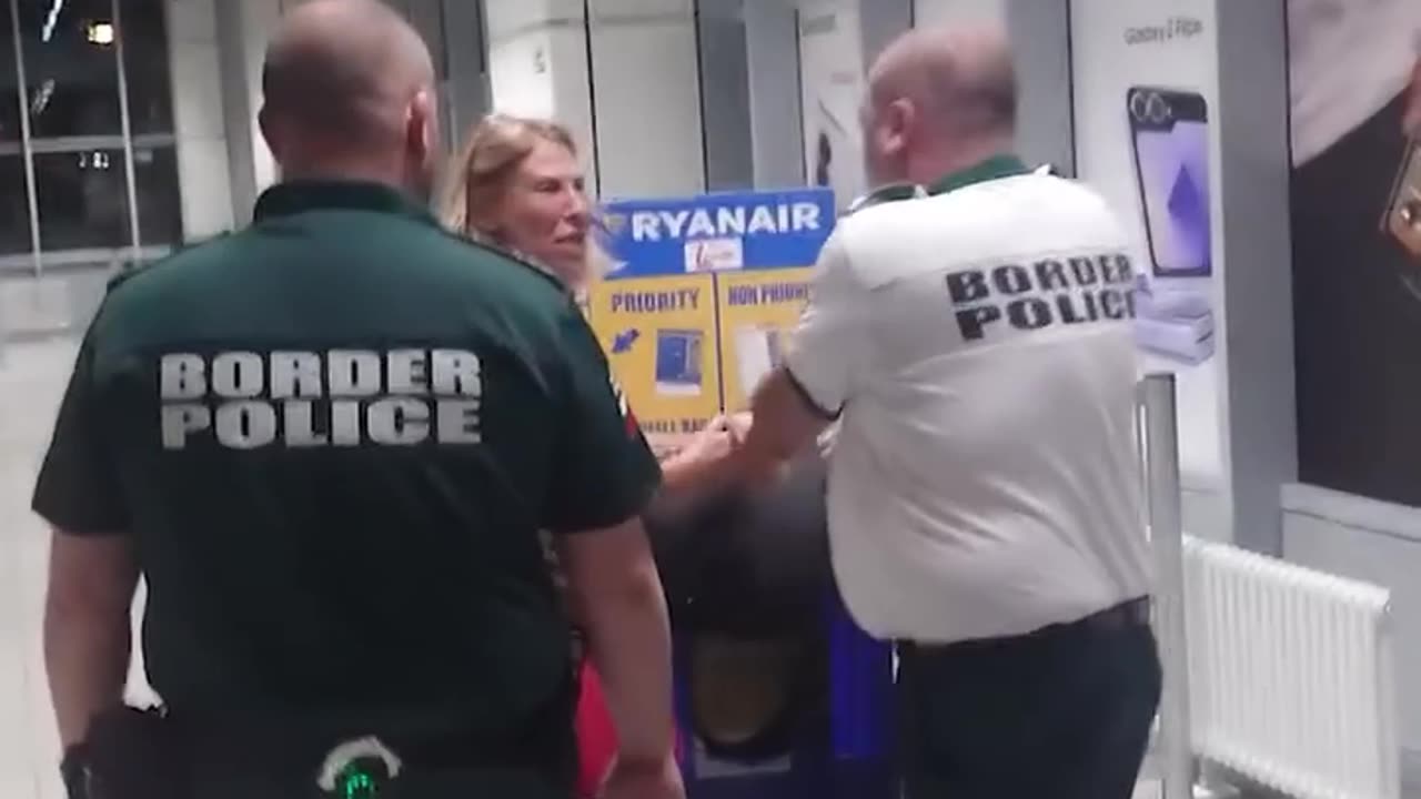 Pasajera llora al ser impedida de abordar un avión