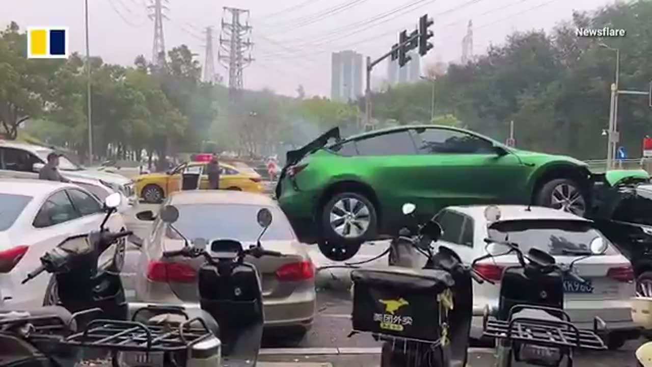 🚗🇨🇳 DRIVER SURVIVES IMPRESSIVE TESLA ACCIDENT