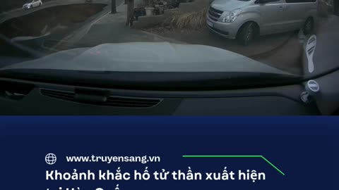 Khoảnh khắc hố t.ử thần xuất hiện tại Hàn Quốc khiến 1 người đi xe máy không qua khỏi- truyensang.vn