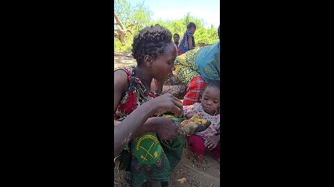 waoo look how Hadzabe mom teach her daughter to eat baboon intestine like pro #fypdong #for #due