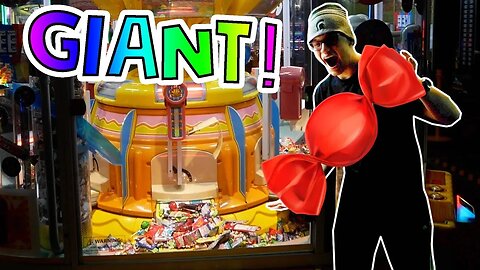 OMG WE FOUND THE BIGGEST CANDY CLAW MACHINE!