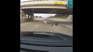 Policía de Míchigan usa un gancho para detener a un sospechoso