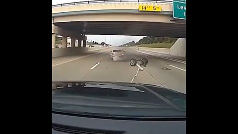 Policía de Míchigan usa un gancho para detener a un sospechoso