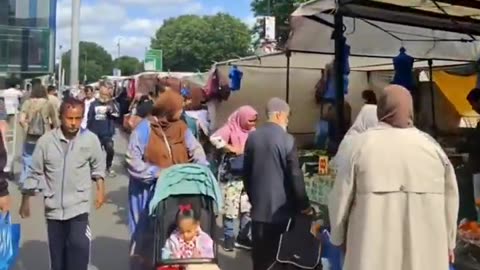 Tourist arrives in London but thinks she has arrived in Islamabad. No Brits in video.