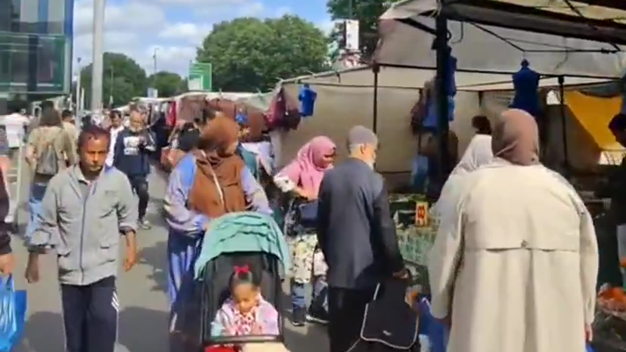 Tourist arrives in London but thinks she has arrived in Islamabad. No Brits in video.