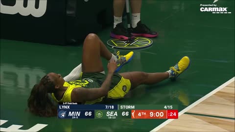 🤕 Tiffany Mitchell injured after DiJonai Carrington clips her from behind | WNBA women's basketball
