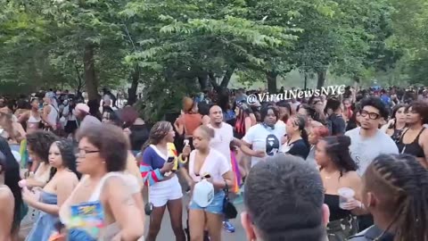 Berichte über mögliche Schüsse im Washington Square Park in New York.