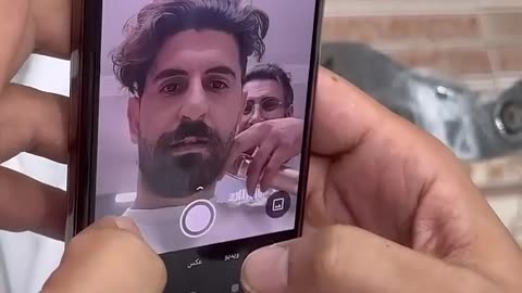 وقتي آرايشگرت سرش تو گوشيته😂