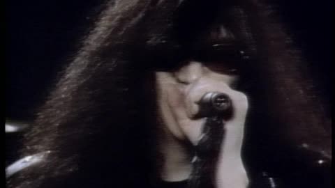 Ramones - Merry Christmas (I Dont It Wanna Fight Tonight)