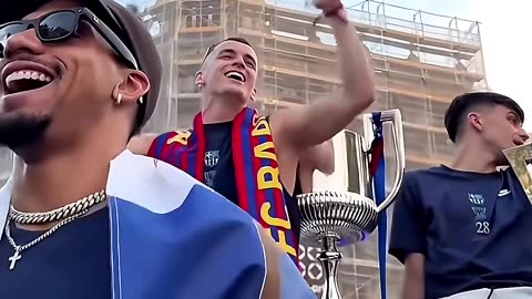 🔥 ¡Marc Casado aparece de sorpresa en la fiesta del Barça! 🏆