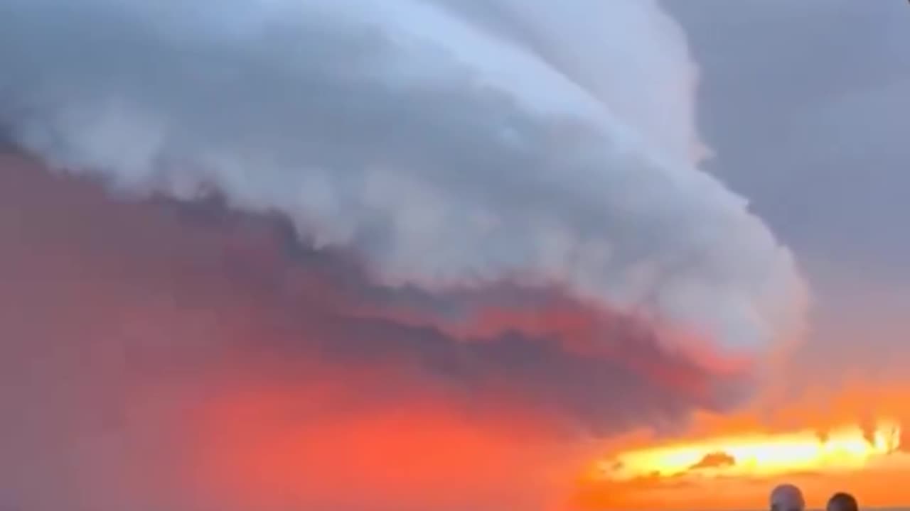 🚨 MASSIVE SUPERCELL ERUPTS OVER SOUTH DAKOTA - JUST LOOK AT THE SKY