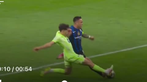 Pau Cubarsi's challenge on Lautaro Martinez