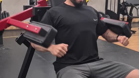 Lever Lateral Raise Sitting/ Elevação Lateral Máquina Sentado