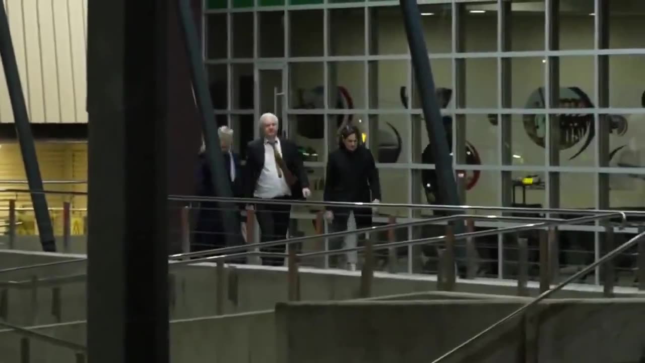 Unvergesslicher Moment: Julian Assange fährt in Australien nach 14 Jahren Haft..