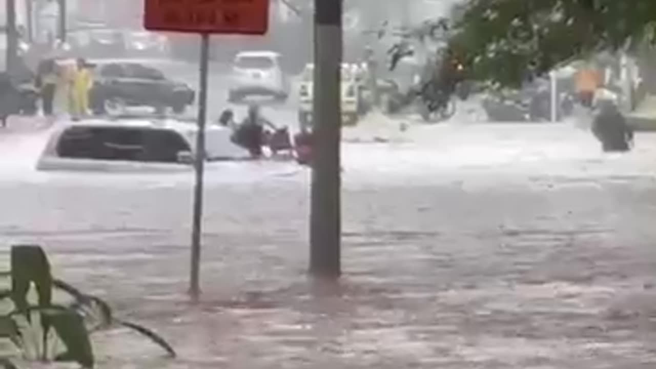Floods due to heavy rains in Cali, Colombia....🌊