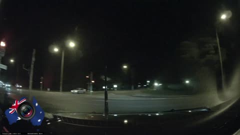 Aussiecams - Redlight runner almost flips after colliding with green light traffic SA