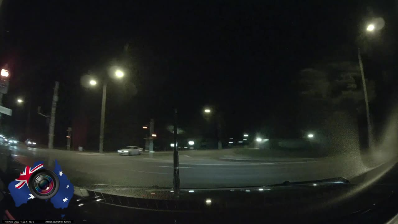Aussiecams - Redlight runner almost flips after colliding with green light traffic SA