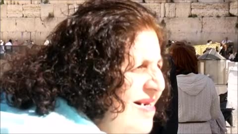 Le direct d'un journaliste suédois perturbé par une femme