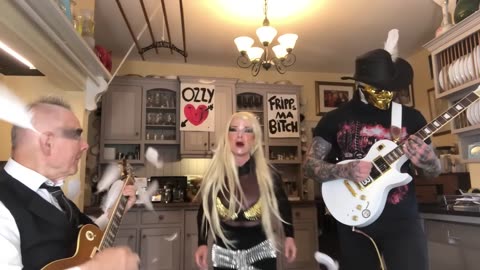 20210530 Toyah & Robert's Sunday Lunch - Paranoid [_66sKpLpBQQ]