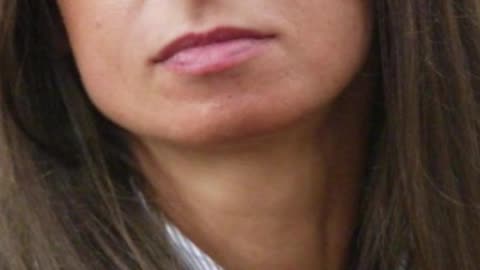 Rodzinny moment: Kaczyńska pomaga synowi z plecakiem do szkoły.