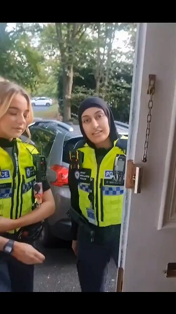 🇬🇧In the UK, two police officers broke into a schoolgirl's home