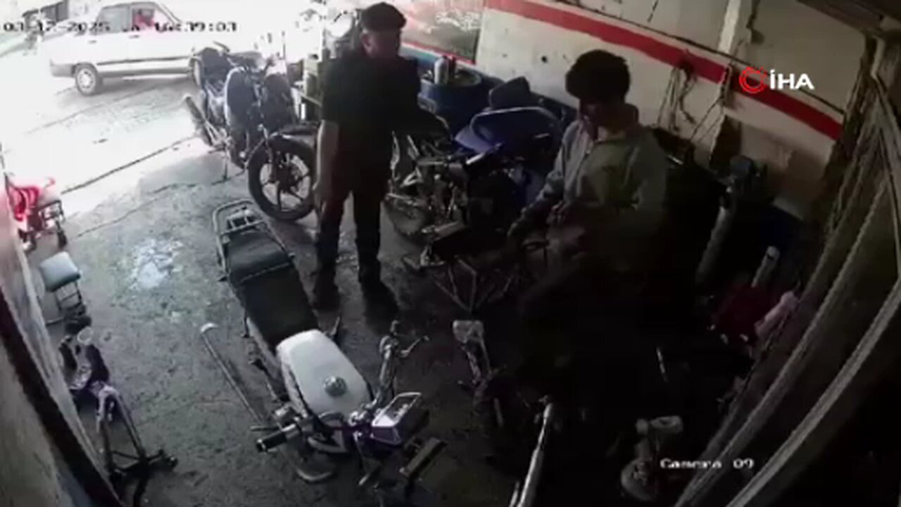 Yanan motosiklete yanıcı maddeyle müdahale, alevleri büyüttü