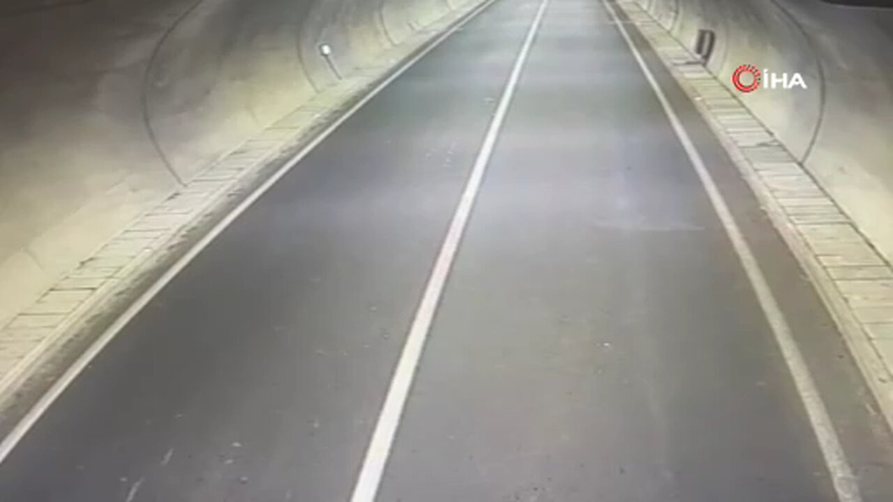 Şoförün direksiyon hakimiyetini kaybettiği kamyon tünel duvarına çarptı