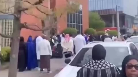 Somali immigrants shut down the streets in Philadelphia Pennsylvania to pray…