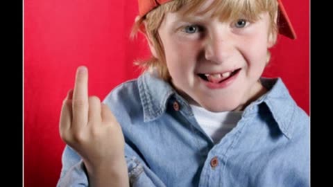 młodzi ludzie nie rozglądają się na przejściu dla pieszych, nic nie musisz, kierunkowskazy