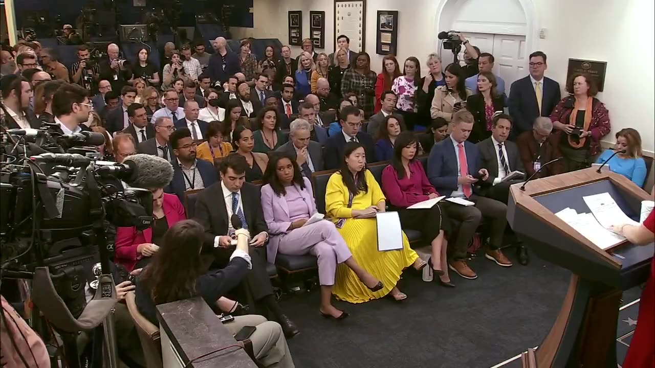 🚨🔥Karoline Leavitt COOKS Fake News reporter: