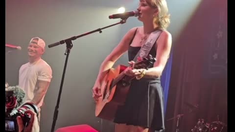 Taylor Swift and Kane brown perform shake it off live