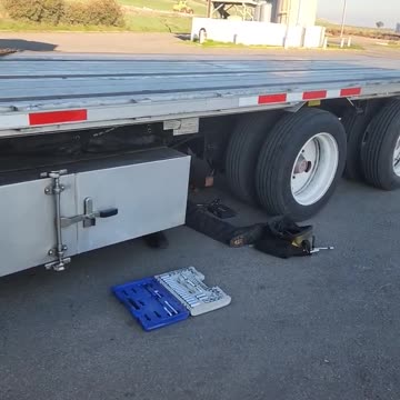 OH NO OH NO #ourtruckinglife #truckdrivers #reallifetruckers #truckdriverjobs #atruckerslife