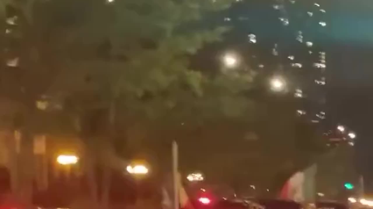A caravan of vehicles flying Mexican flags was spotted in Chicago.. 👀