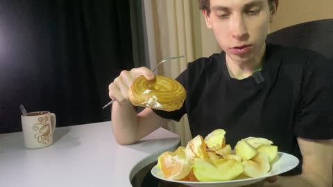 Ем фрукты и пирожные 🍓🍰