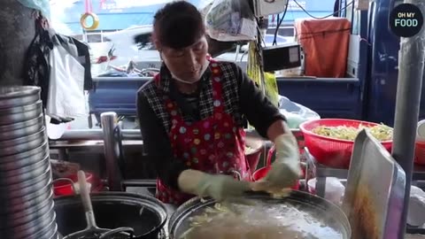 Hygiene Controversy at a Street Stall?! Still Selling Like Crazy