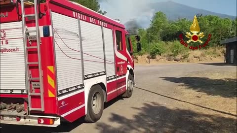 Mount Vesuvius is raging, with Canadair planes also deployed to put out the blaze.