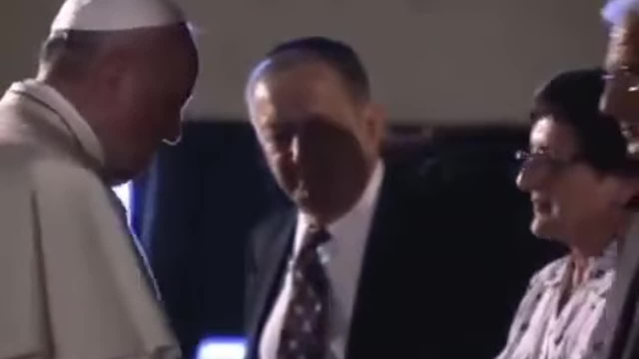 Le pape baise la main des Rothschild.