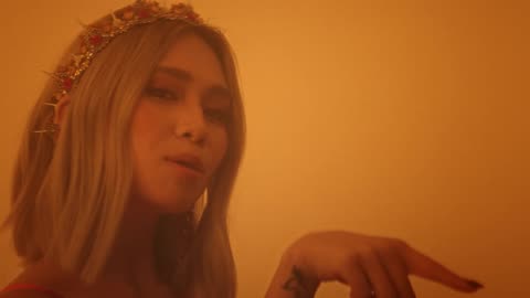 NIKI - Plot Twist (Official Music Video)