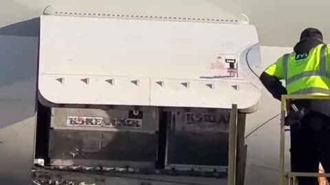 The video shows the process of opening the luggage door of the Airbus A380-800 of Korean Air