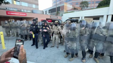 🚨 Marines in riot gear arrive at DHS building in Los Angeles to greet rioters