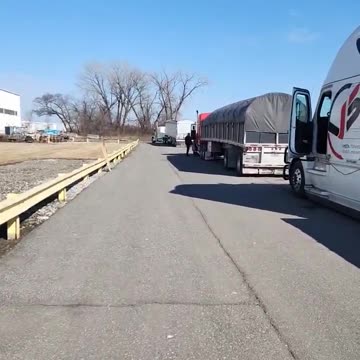 WHAT DO YOU DO #ourtruckinglife #truckdrivers #reallifetruckers #truckdriver #atruckerslife