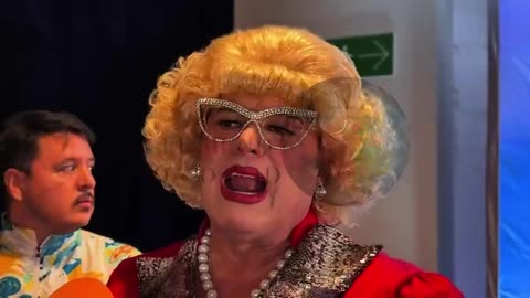 ¡IRRECONOCIBLE! Así se transforma Mario Bezares en "La Señora Presidenta"😱