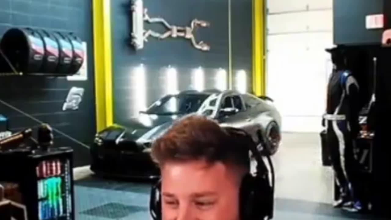 Streamer’s Unreal Setup Stuns Chat! (Not a Green Screen!)