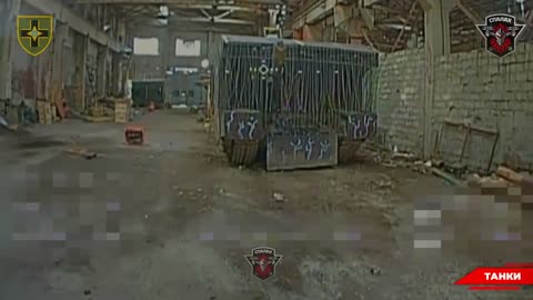 💥 Destruction of 2 Russian tanks hidden in abandoned structures in the Toretsk
